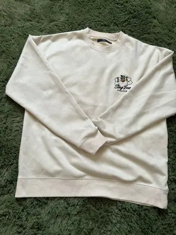 크림색 자수 로고 크루넥 트레이닝복