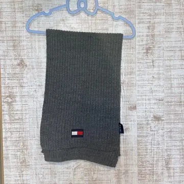 타미힐피거 그레이 니트 머플러