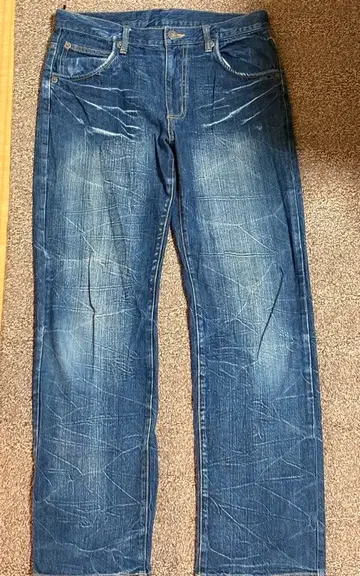 스트레이트 데님 다크 블루 페이드 가공