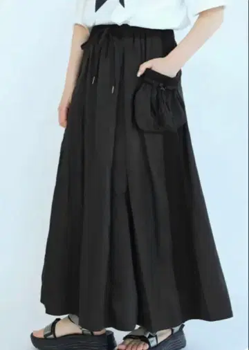 블랙 롱 스커트 사이드 포켓 포함
