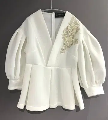 꽃 모티브 포함 V넥 벌룬 소매 상의