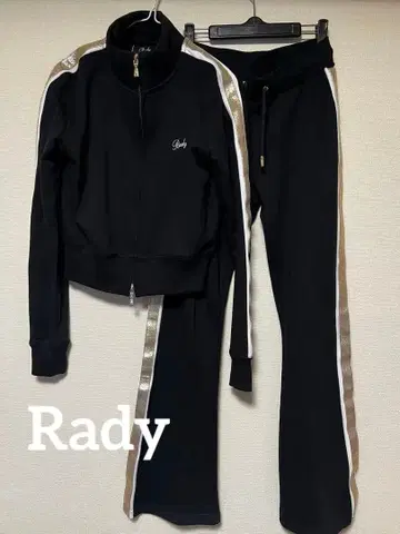 Rady 블랙 맨투맨 셋업 플레어