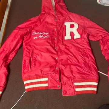 빨간색 후드 부착 바시티 자켓 R 자수 처비갱