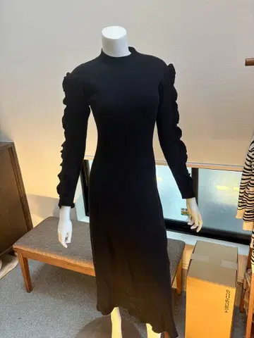 체스티 블랙 롱 프릴 소매 원피스 23N502 (1) M 사이즈