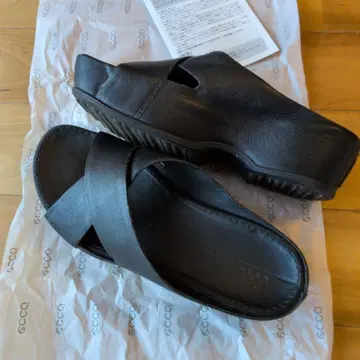 ECCO 39 블랙 크로스 스트랩 샌들