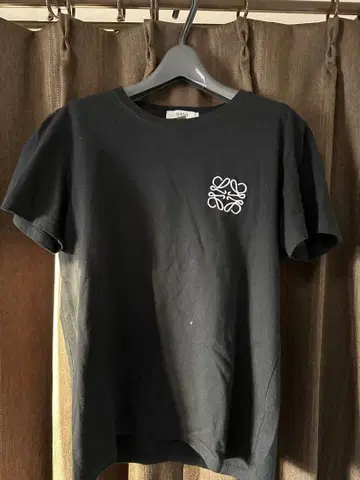블랙 T셔츠 화이트 로고 자수