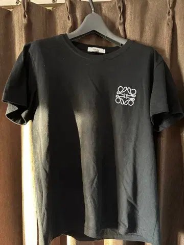 블랙 T셔츠 화이트 로고 자수