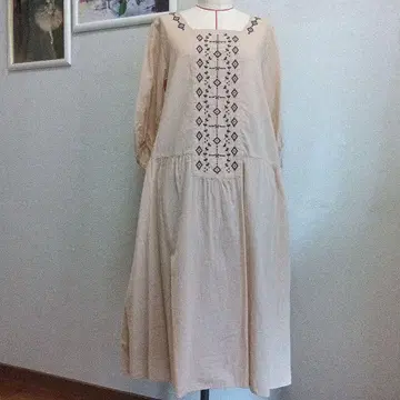 미사용 사만사 모스모스 베이지 코튼 자수 롱 원피스