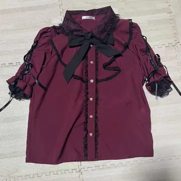 노에미 반팔 블라우스 (보르도)