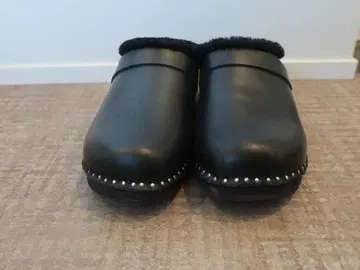 Troentorp 42 퍼 포함 블랙 클로그 샌들