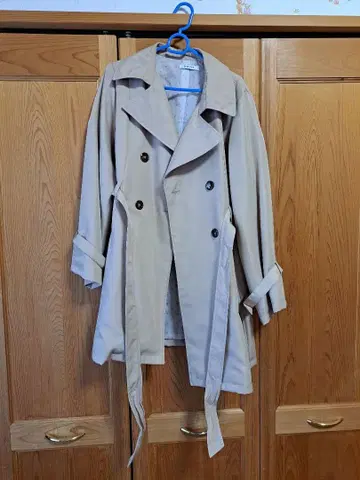 베이지 더블 브레스트 트렌치코트