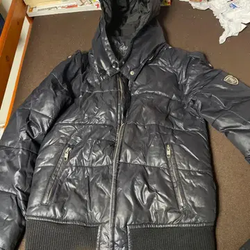 블랙 후드 부착 다운 자켓 처비갱