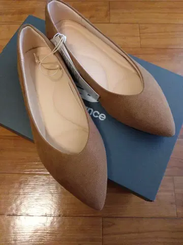 [ 미착용 ] 베이지 계열 포인트 플랫슈즈 23.5cm