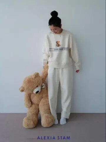 ALEXIA STAM 곰 자수 맨투맨
