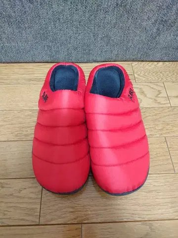 SUBU 빨간색 퀼팅 슬리퍼 사이즈 2