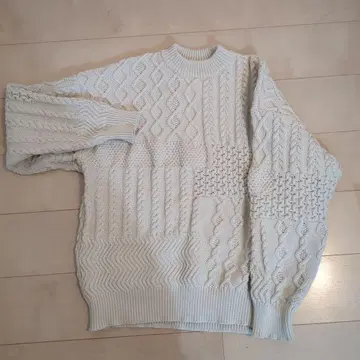 화이트 케이블 니트 스웨터