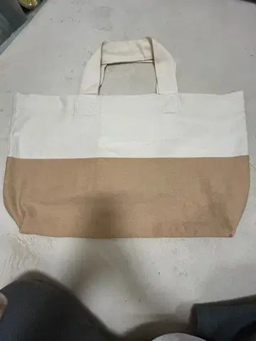 무인양품 화이트와 베이지의 토트백