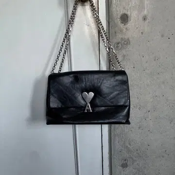 ami 블랙 가죽 숄더백