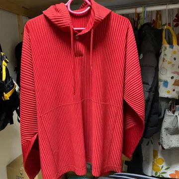 옴므 플리세 이세이 미야케 레드 후드티