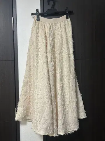 MAISON MARBLE 아이보리 플레어 스커트