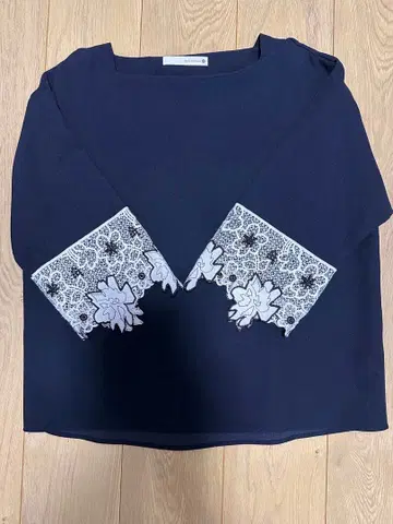 Bou Jeloud 네이비 레이스 7부 소매 상의