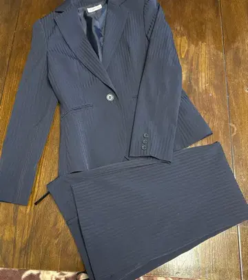 2 네이비 스트라이프 수트 자켓과 팬츠