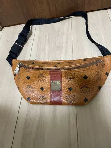 mcm 로고 프린트 바디백 브라운