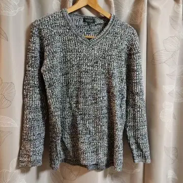 그레이 계열 V넥 니트 스웨터