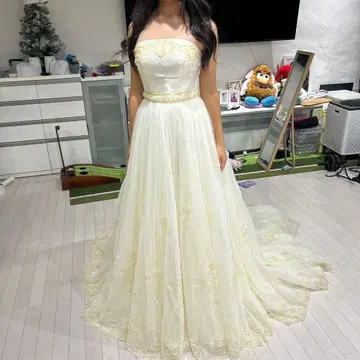 아이보리 스트랩리스 A라인 웨딩 드레스