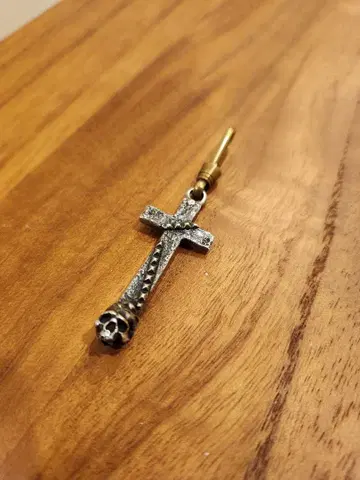 스컬 디자인 십자가 펜던트 참