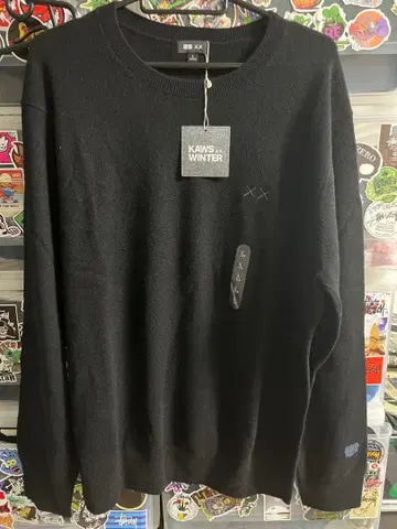 KAWS Winter 블랙 맨투맨