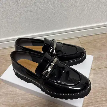 아르테미스 바이 다이애나 / 볼 체인 디자인 통굽 비트 로퍼 / 23.5