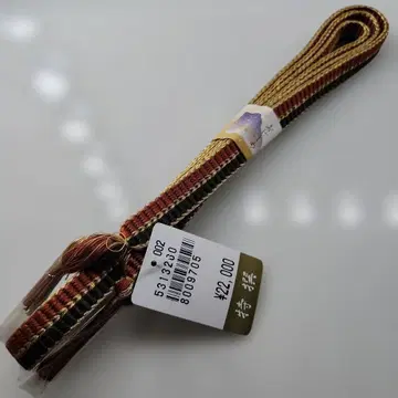 전통적인 빨간색, 검은색, 금색 허리띠