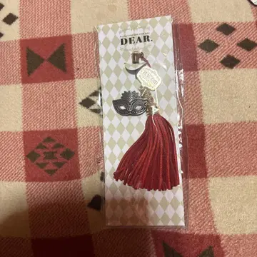 마스크와 빨간 태슬 디자인이 특징인 키링