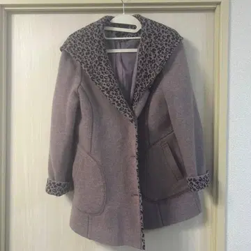 레오파드 무늬 옷깃의 그레이 코트