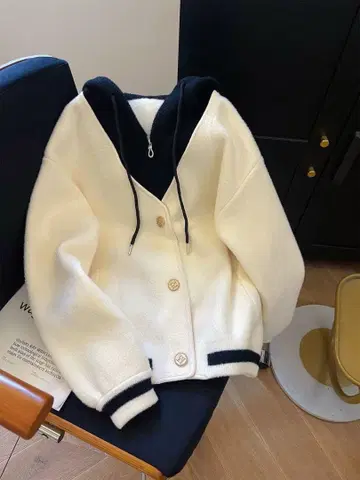 후드 부착 화이트 블랙 무스탕 코트