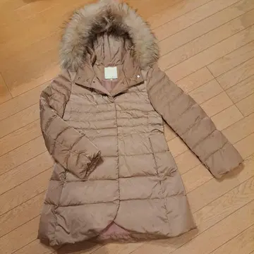 자유구 퍼 달린 베이지 다운 코트