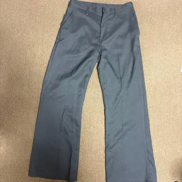 그레이 와이드 팬츠 백 포켓 부착