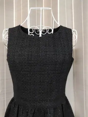 ELISA 블랙 슬리브리스 무릎 기장 원피스