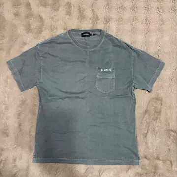 XLARGE 그레이 T셔츠 포켓 부착