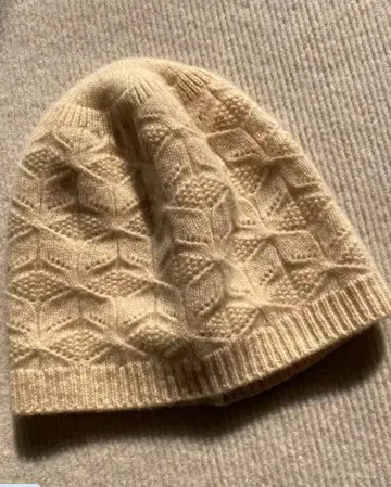 베이지 짜임 무늬 니트 비니