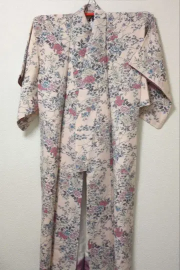 연한 핑크 꽃무늬 실크 코몬 기모노 (초목 염색)