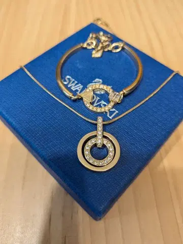 Swarovski 원형 펜던트 목걸이