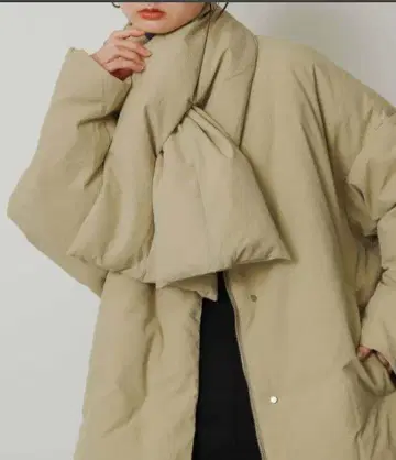 베이지 다운 자켓 스카프 포함