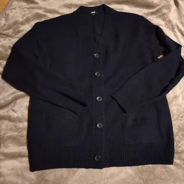 연말 세일 미사용이지만 약간의 하자가 있는 유니클로 남성용 가디건