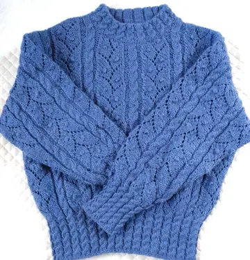 핸드메이드 파란색 케이블 짜임과 시스루 짜임의 긴팔 니트 스웨터