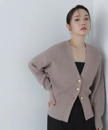 골드 버튼 폼 니트 가디건