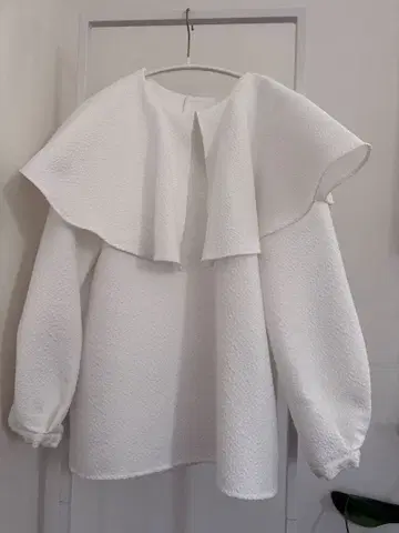 OHGA 프릴 장식 화이트 블라우스