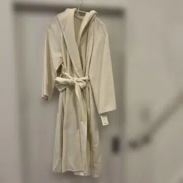 스나이델 아이보리 후드 부착 로브 코트 IVR 1