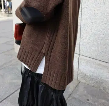 machatt 엘르보 패치 니트 브라운 V넥 니트 긴팔